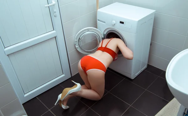 Menina em roupa interior no banheiro — Fotografia de Stock
