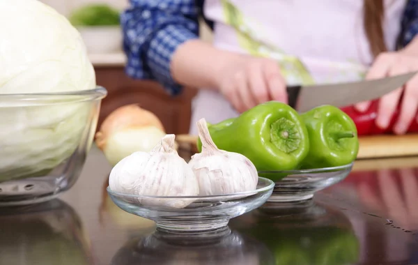 Niña está cortando verduras para la ensalada de cerca — Foto de Stock