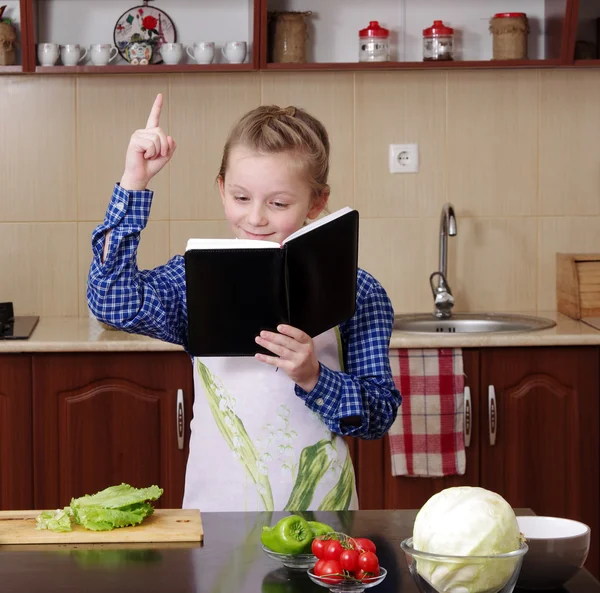 Bambina sta aiutando sua madre a cucinare — Foto Stock