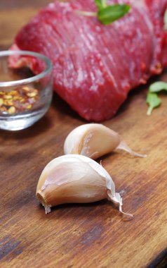 malzemelerle çiğ et biftek