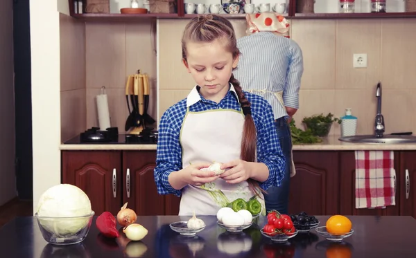 Mała dziewczynka pomaga jej matka gotować — Zdjęcie stockowe