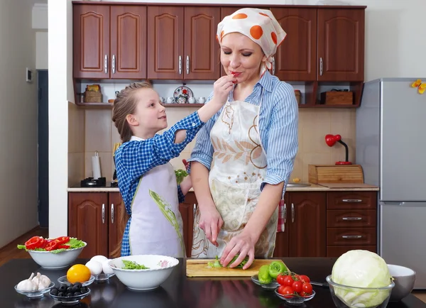 Bambina si sta divertendo con sua madre in cucina — Foto Stock