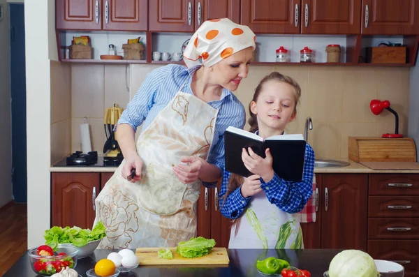 Bambina sta insegnando a sua madre a cucinare — Foto Stock