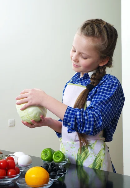 La bambina sta preparando le verdure per l'insalata — Foto Stock