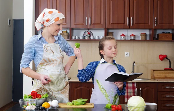 Dziewczynka jest nauczanie jej matka gotować — Zdjęcie stockowe