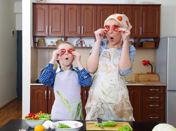 Bambina si sta divertendo con sua madre in cucina — Foto Stock