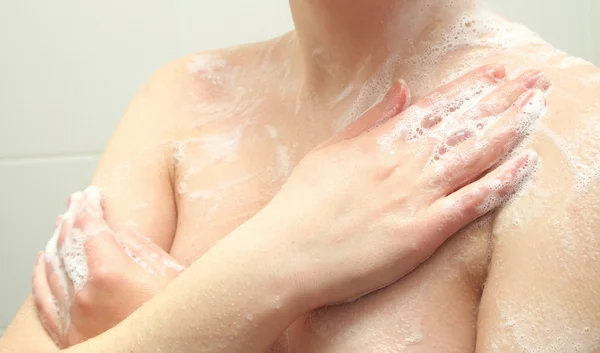 Detalles del cuerpo de la mujer en la ducha — Foto de Stock