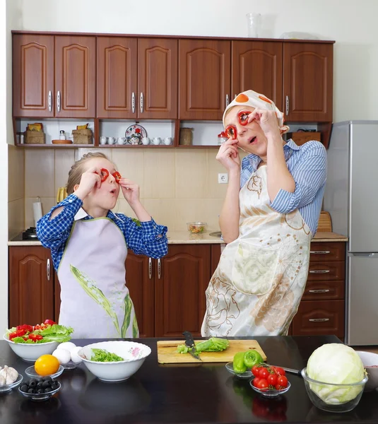Dziewczynka jest zabawy z mamą w kuchni — Zdjęcie stockowe
