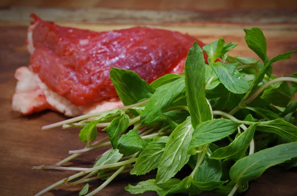 Bife de carne cru com hortelã — Fotografia de Stock