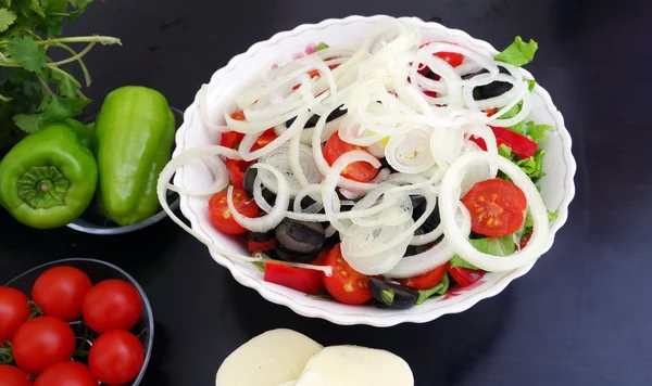 Griekse salade is gemaakt van verse ingrediënten — Stockfoto