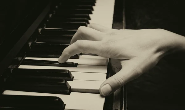 Tocando piano close-up, foto tonificada — Fotografia de Stock