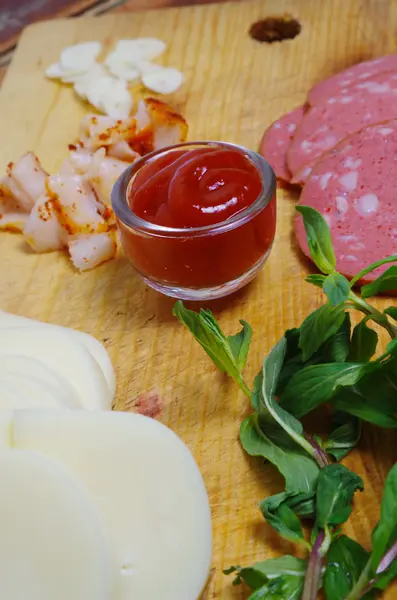 Café da manhã close-up, salsicha, queijo e molho de tomate — Fotografia de Stock