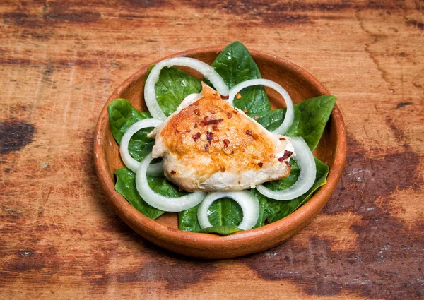 Grilled chicken is served in a clay pot — Stock Photo, Image