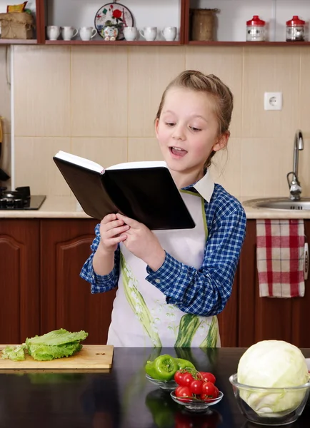 Bambina sta aiutando sua madre a cucinare — Foto Stock