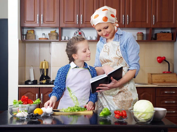 Bambina sta insegnando a sua madre a cucinare — Foto Stock