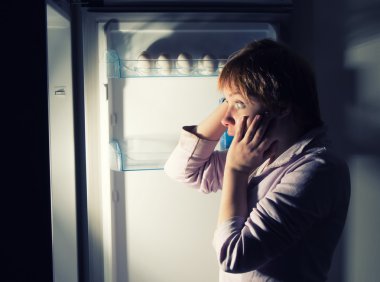 şok kadın buzdolabı içine arıyorum