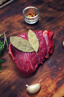 malzemelerle çiğ et biftek