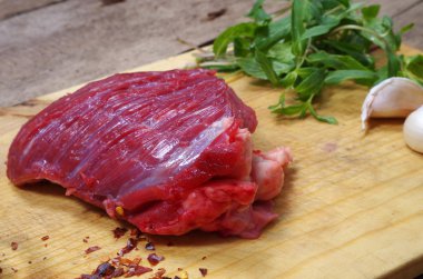 malzemelerle çiğ et biftek