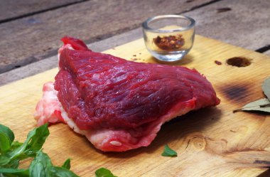 malzemelerle çiğ et biftek