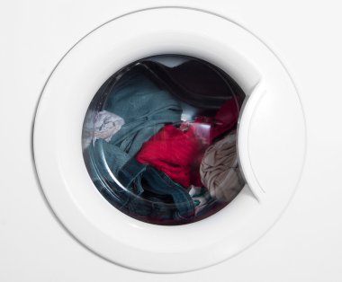 giysileri ile çalışan çamaşır makinesi