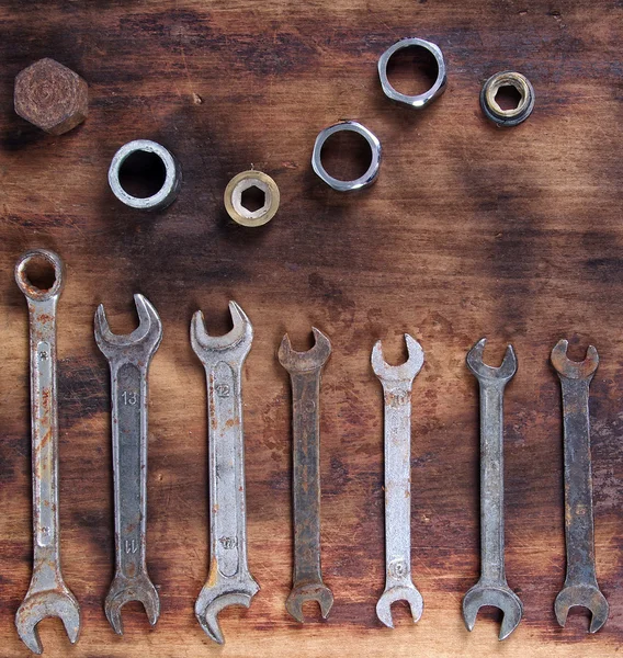 Staré špinavé nástroje na stole — Stock fotografie