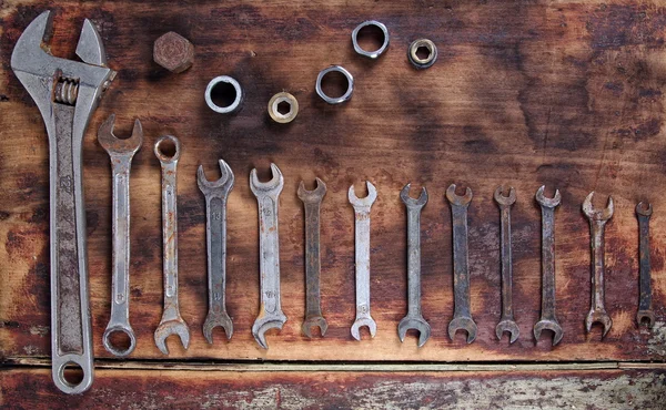 Staré špinavé nástroje na stole — Stock fotografie