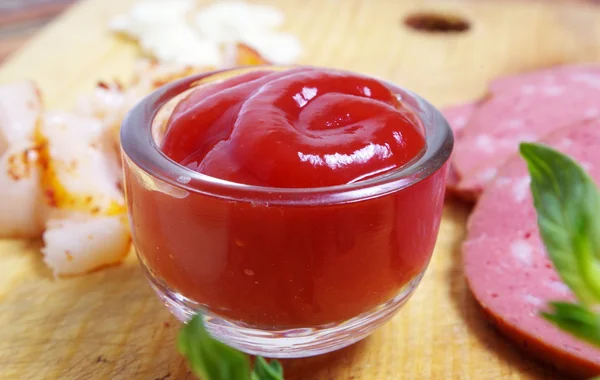 Molho de tomate close-up sobre a mesa — Fotografia de Stock