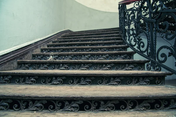 Velhas escadas antigas em Tbilisi. Geórgia — Fotografia de Stock