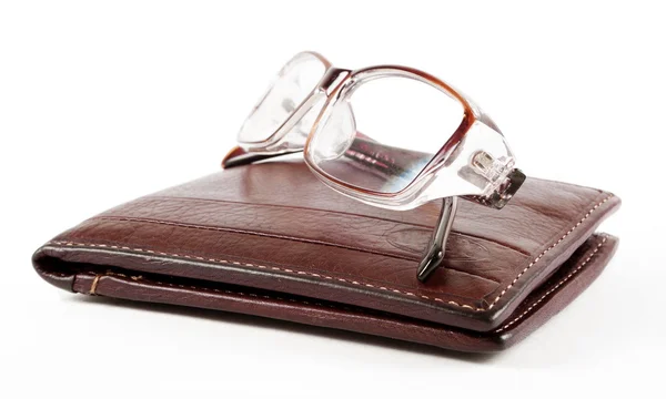 Deri cüzdan ve beyaz gözlük — Stok fotoğraf