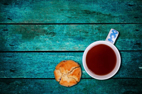 Bolinho com o chá na mesa — Fotografia de Stock