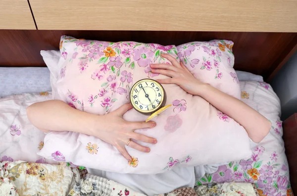 Mujer y despertador en el dormitorio — Foto de Stock