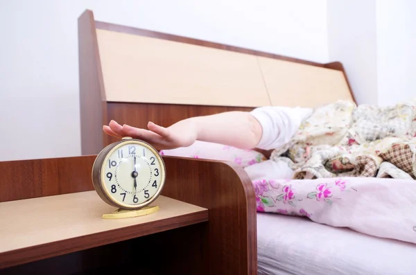 Mujer y despertador en el dormitorio — Foto de Stock