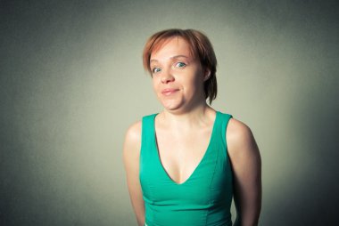 komik ifade ile sarışın kadın