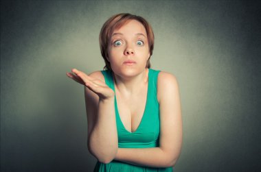 komik ifade ile sarışın kadın