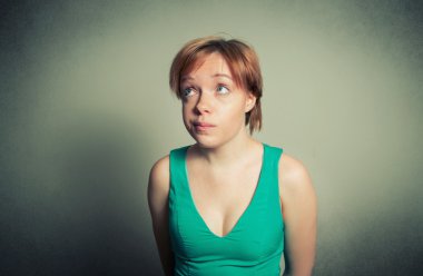 komik ifade ile sarışın kadın