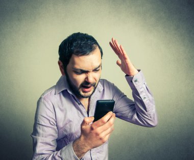 kızgın adam telefonda bağırarak