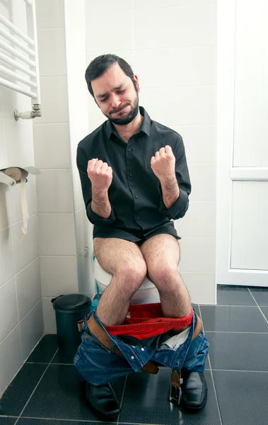 Мужчина, имеющий проблемы в туалете — стоковое фото
