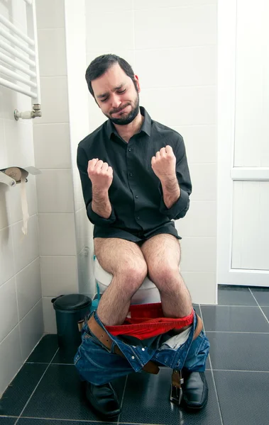 Man met problemen in het toilet — Stockfoto