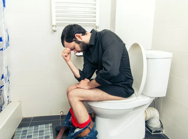 Чоловік має проблеми в туалеті — стокове фото
