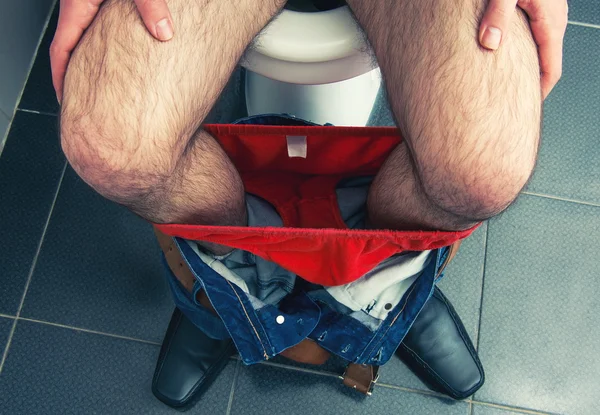 トイレで男性の足 — ストック写真