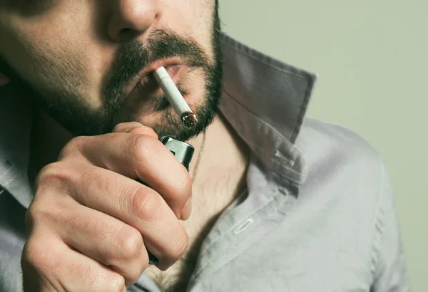 Uomo barbuto con la sigaretta — Foto Stock