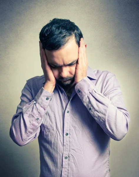 Hombre barbudo deprimido y reflexivo — Foto de Stock