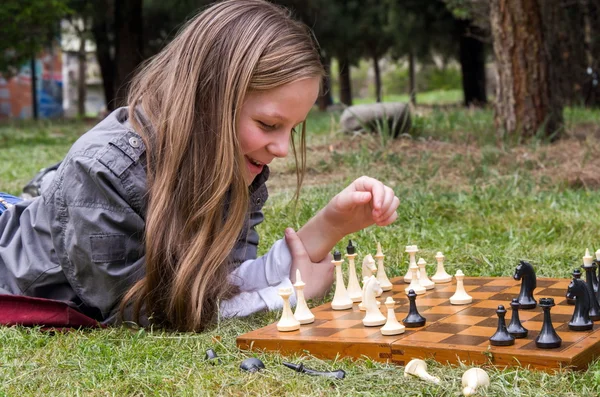 Gadis cantik bermain catur di taman — Stok Foto