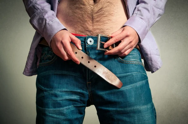 Hombre poniendo los pantalones vaqueros —  Fotos de Stock