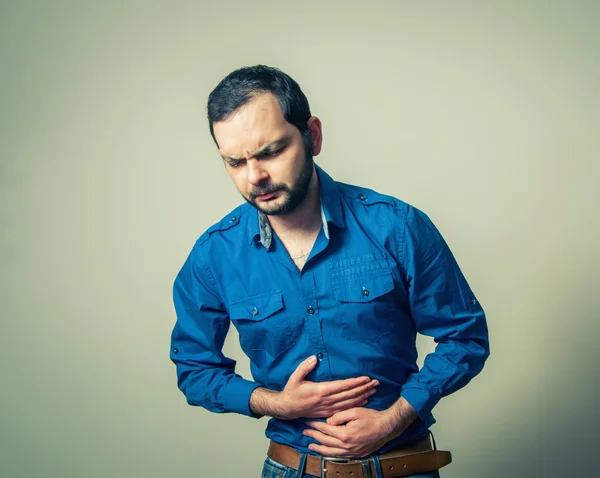 Hombre que tiene dolor de estómago —  Fotos de Stock