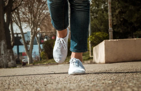 Piernas femeninas primer plano con zapatos casuales al aire libre —  Fotos de Stock