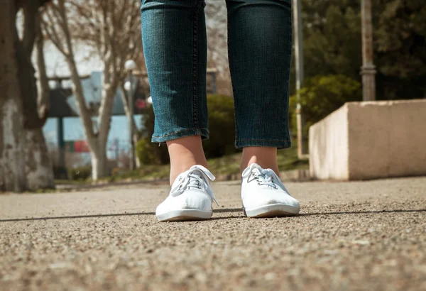 Γυναικεία πόδια closeup με υπαίθρια παπούτσια — Φωτογραφία Αρχείου