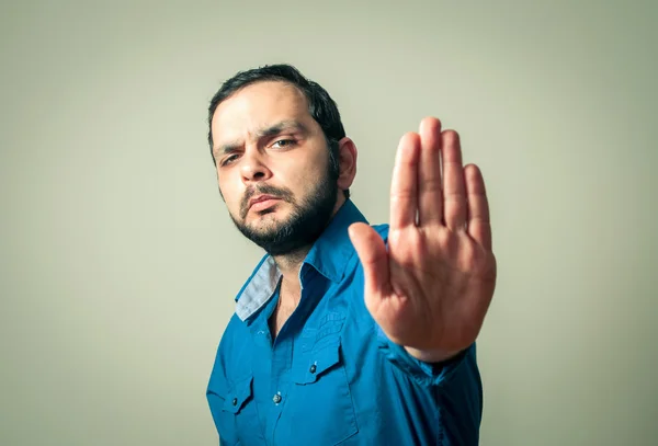 Homem com barba fazendo sinal de parada — Fotografia de Stock