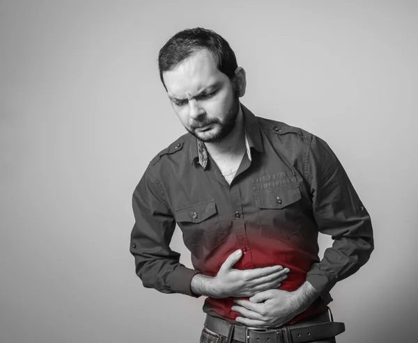 Homme ayant la douleur à l'estomac — Photo