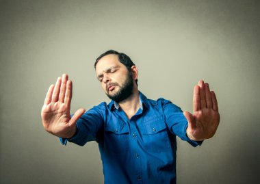 Dur işareti yapma sakallı